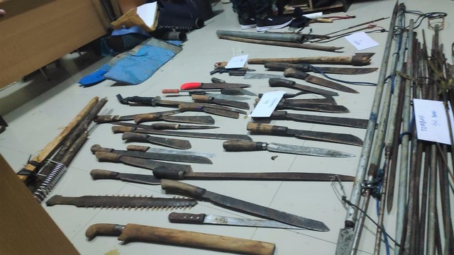 Puluhan senjata tajam yang disita polisi dari tangan para terduga pelaku bentrokan di Buton. Foto: Istimewa.