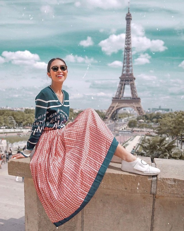 Maria di depan Menara Eiffel yang jadi landmark Kota Paris, Prancis. Foto: Instagram @mariarahajeng