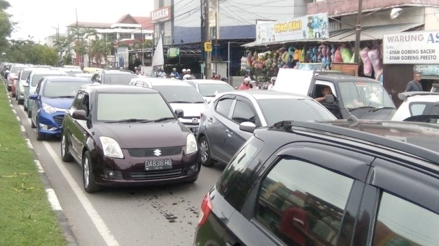 Kemacetan parah di ruas Jalan Hasan Basri, Banjarmasin Utara, Minggu (9 Juni 2019). Foto: Donny Muslim/banjarhits.id