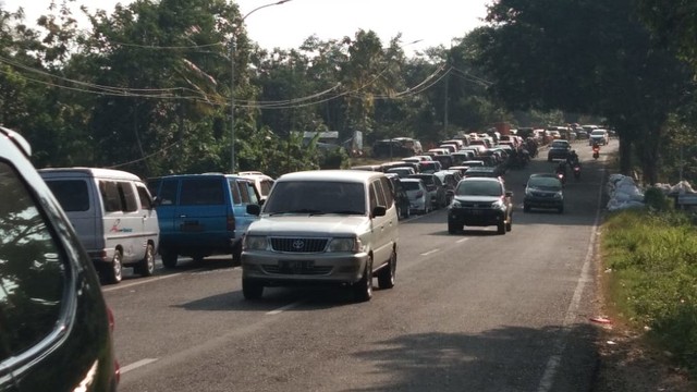 Kondisi arus lalu lintas di Jalur Brebes Selatan, Minggu (9/6). (Foto: Reza Abineri)