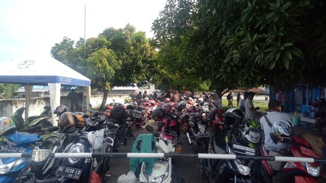 Kendaraan roda dua di pelabuhan Sidangoli-Ternate, saat arus balik lebaran. Foto: Rajif Duchlun/cermat