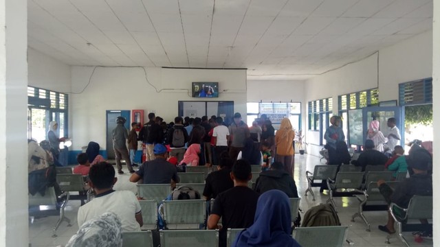 Susana pagi di loket tiket, diburu oleh pemudik arus balik Sidangoli ke Ternate. Foto: Rajif Duchlun/cermat