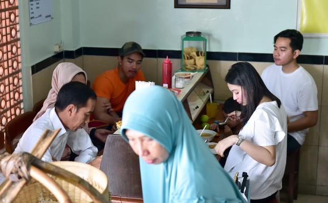 Presiden Jokowi dan keluarga makan bersama di Solo, Jawa Tengah. Foto: Dok. Muchlis Jr - Biro Pers Sekretariat Presiden