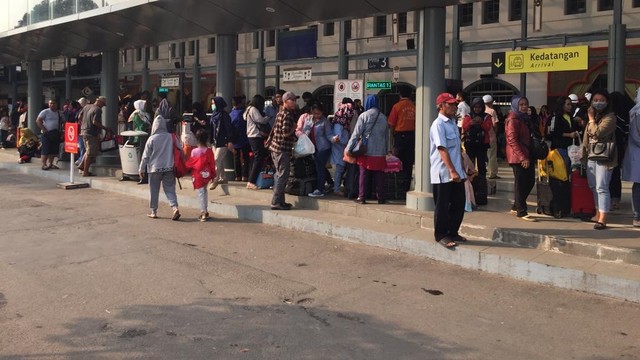Suasana kedatangan di Stasiun Pasar Senen, Jakarta Pusat, Minggu (9/6)
