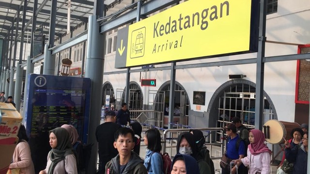 Suasana kedatangan di Stasiun Pasar Senen, Jakarta Pusat, Minggu (9/6). Foto: Fachrul Irwinsyah/kumparan