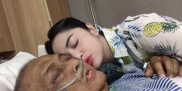 Dewi Persik bersama ayahandanya. Foto: Instagram/@dewiperssikreal