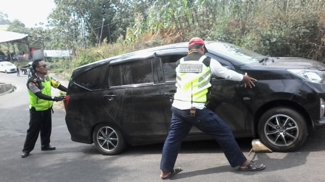 Petugas membantu mobil pemudik yang melintas di Kamojang-Garut. (Istimewa)