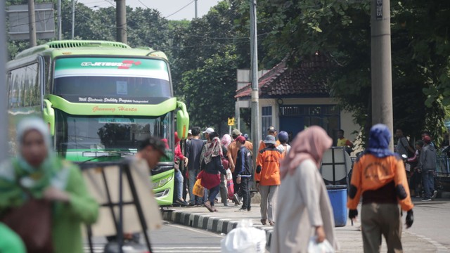 Pemudik membawa barang bawaan setibanya di Terminal Bus Kampung Rambutan, Jakarta Timur, Minggu (9/6/2019). Foto: Helmi Afandi/kumparan