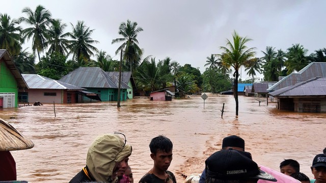 Banjir terjang ratusan rumah warga di Konawe Utara. Foto: Wiwid/kendarinesia