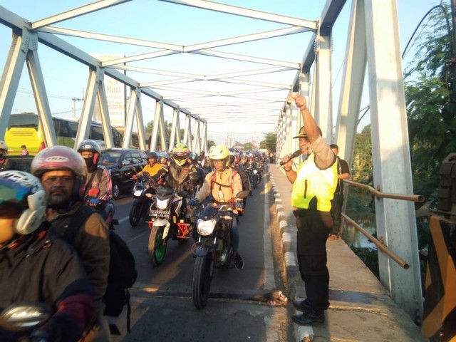 Kapolsek Patrol, Kompol Mashudi, saat menertibkan arus lalu lintas di Jembatan Sewo, Desa Sukra, Kecamatan Sukra, Kabupaten Indramayu. (Nanang)