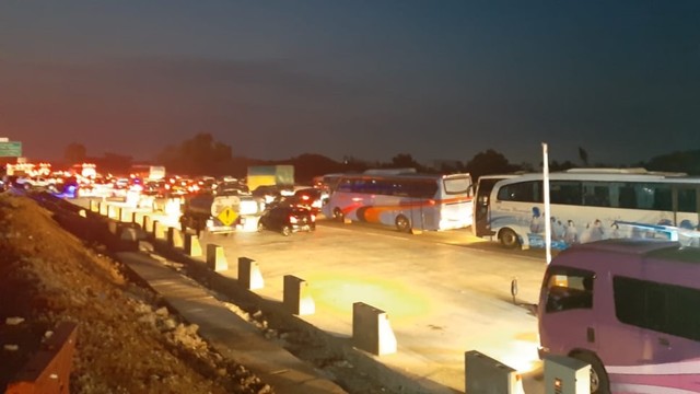 Kondisi lalu lintas di GT Cikampek Utama. Foto: Soejono Eben/kumparan