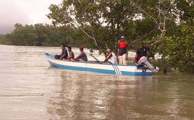 Petugas BKSDA Resor Amahai bersama warga melakukan pencarian terhadap Fanyu Lunmisai yang dimangsa buaya di Sungai Ruata, Minggu (9/6) (Foto: istimewa)
