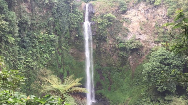 Terpukau Indahnya Air Terjun Pelangi Di Curug Cimahi Jawa