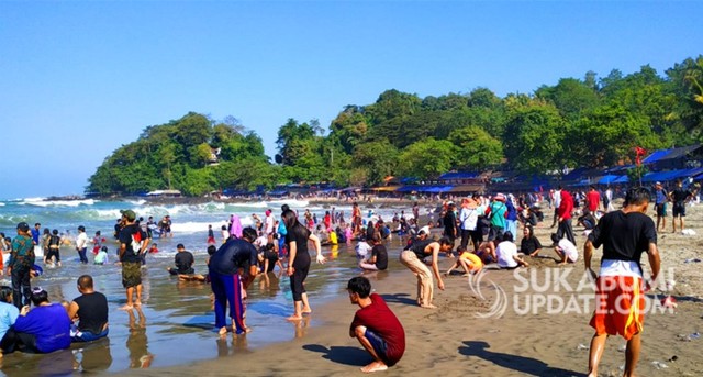 Ribuan pengunjung saat menikmati liburan di Pantai Karanghawu Palabuhanratu, Kabupaten Sukabumi, Minggu (9/6/2019) sore. | Sumber Foto:Nandi.
