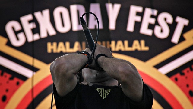 Salah satu personil band rock menyanyi dalam acara CexoDayFest di kampung Cikopo, Cicalengka, Kab. Bandung, Jawa Barat, Minggu (9/6/2019). Foto: Jamal Ramadhan/kumparan