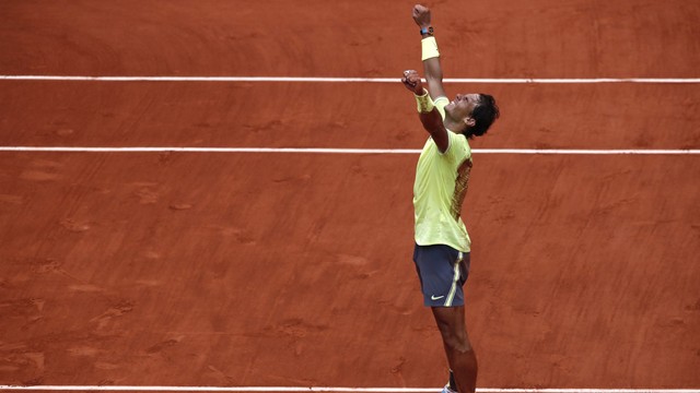 Rafael Nadal merengkuh gelar Prancis Terbuka ke-12 usai mengalahkan Dominic Thiem di partai pemungkas. Foto: REUTERS/Benoit Tessier