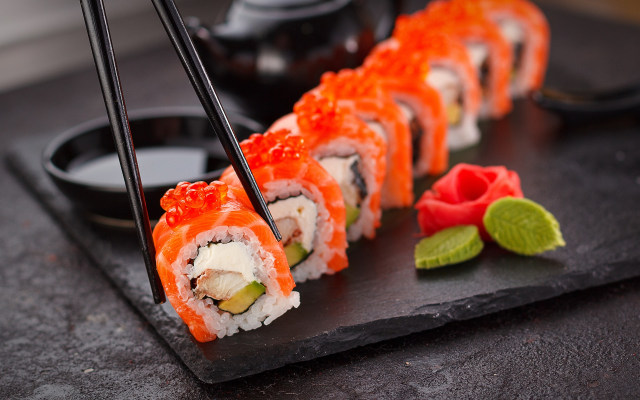 Ilustrasi makan sushi. Foto: Foto: Pixabay
