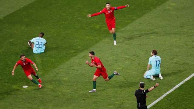 Cristiano Ronaldo dan Bernardo Silva merayakan gol Guedes ke gawang Belanda. Foto: REUTERS/Susana Vera
