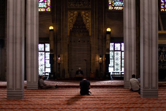 Ilustrasi orang di masjid. Foto: Unsplash/David Monje