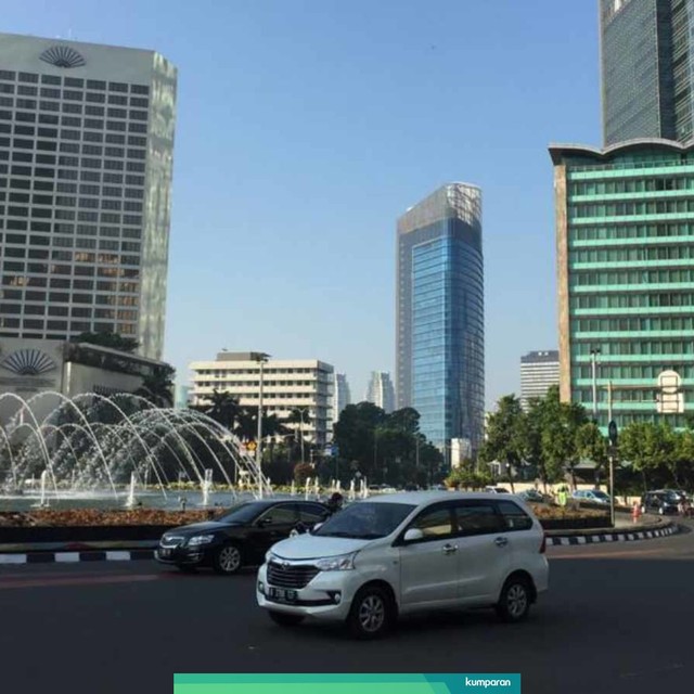 Suasana lalu lintas di bundaran HI, Jakarta, Senin (10/6). Foto: Muhammad Darisman/kumparan