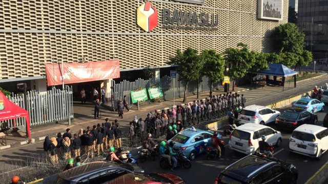 Suasana di depan gedung Bawaslu, Jalan MH Thamrin, Jakarta, Senin (10/6). Foto: Muhammad Darisman/kumparan