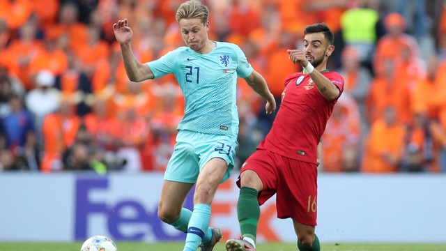 Frenkie de Jong dikawal ketat oleh pemain Portugal pada laga final UEFA Nations League. Foto: Reuters/Cral Recine
