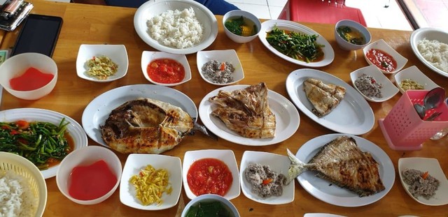 Santap Siang di Rumah Adat Said Didu di Pinrang - kumparan.com