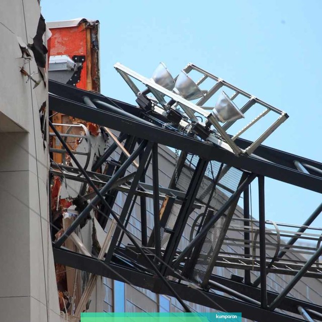 Sebuah crane jatuh ke apartemen Elan City Lights, Dallas, Amerika Serikat, Minggu (9/6). Foto: AP/Shaban Athuman