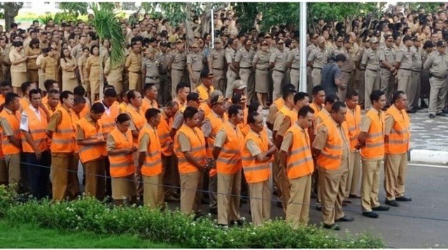 Beberapa waktu lalu, ASN Pemprov NTT yang terlambat diberikan sanksi mengenakan rompi orange.Sumber foto: Istimewa.