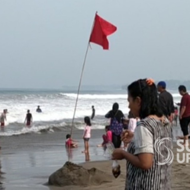 Bendera merah yang dipasang di pantai menandakan kalau pantai tersebut berbahaya. | Sumber Foto:Nandi