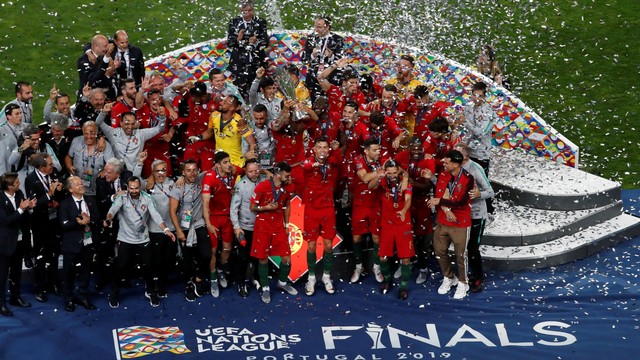 Para pemain Tim Nasional Portugal saat merayakan kemenangan. Foto: REUTERS/Susana Vera