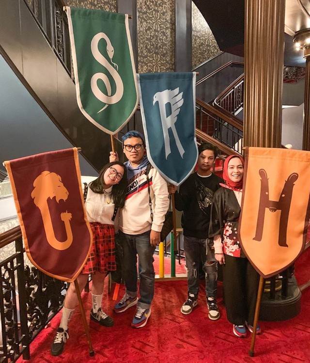 Keluarga Uya Kuya saat menyaksikan pertunjukkan Harry Potter and The Cursed Child di New York, Amerika Serikat. Foto: Instagram @astridkuya