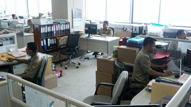 Sejumlah Pegawai Negeri Sipil (PNS) Pemprov DKI kembali bekerja, usai libur Lebaran. Foto: Nugroho Sejati/kumparan