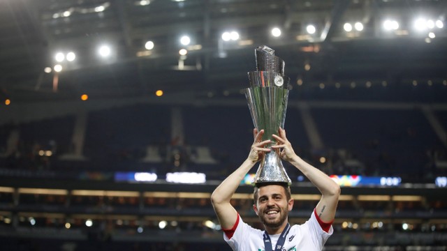 Bernardo Silva mengangkat trofi UEFA Nations League Foto: Reuters/Carl Recine