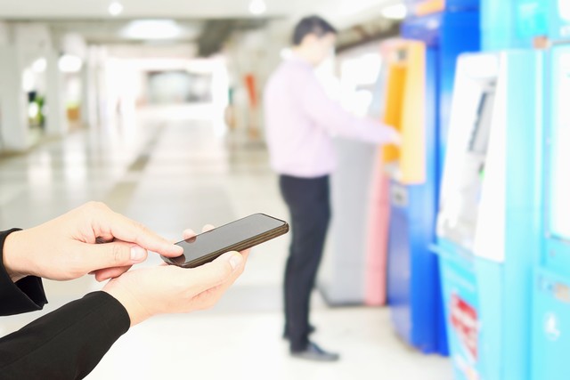 com-Ilustrasi tarik tunai tanpa kartu ATM Foto: Shutterstock