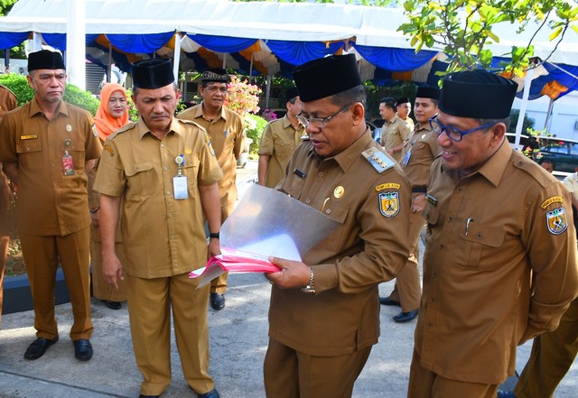 BoWali Kota Banda Aceh memerikas absen usai mengikuti apel. Foto: Humas Banda Aceh 