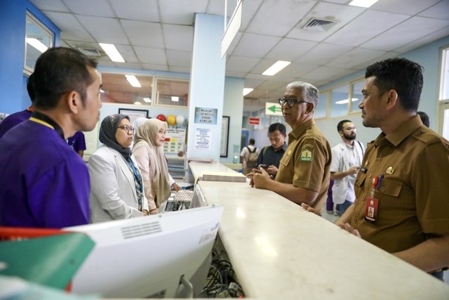 Plt Sekda Aceh, Helvizar Ibrahim melakukan sidak ke Rumah Sakit Umum dr Zainoel Abidin, Banda Aceh. Foto: Suparta/acehkini
