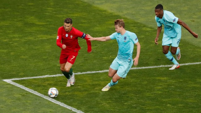 Cristiano Ronaldo berupaya melewati Matthijs de Ligt di laga final UEFA Nations League. Foto: Susana Vera/Reuters