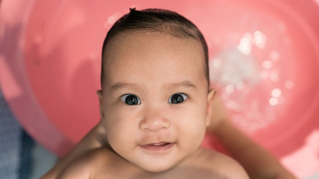 Ilustrasi bayi menatap. Foto: Shutterstock