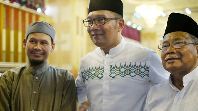 Rahmat Baequni (kiri) bersama Ridwan Kamil dan Ketua MUI Jabar Rahmat Syafei di Pusdai, Bandung Foto: Instagram/@ustadzrahmatbaequni