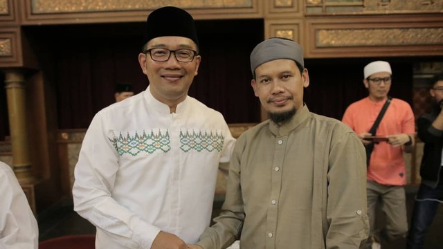 Ridwan Kamil (kiri) dan Utaz Rahmat Baequni di Masjid Al-Safar. Foto: Instagram/@ustadzrahmatbaequni