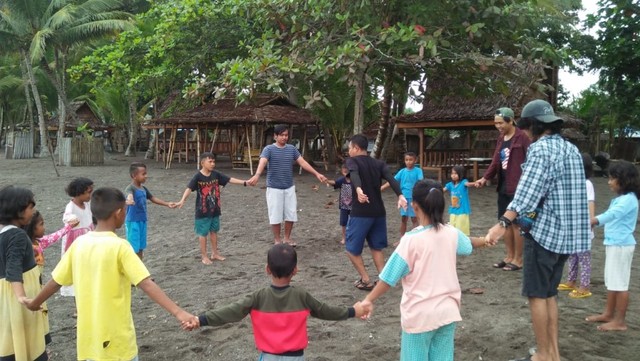 Anak-anak diajak bermain oleh sejumlah mahasiwa dari dua paguyuban di Halmahera Barat, yakni Limau dan Himasu, serta Komunitas Fala Studi. Foto: Istimewa