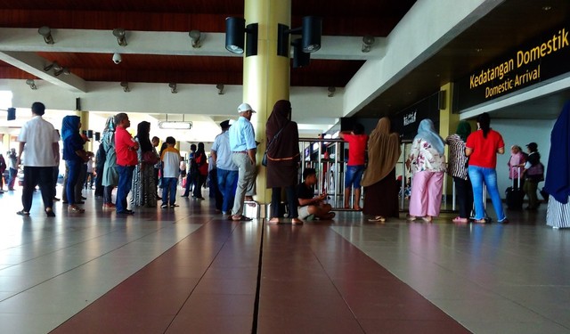 Situasi di kedatangan domestik di Bandara Internasional Minangkabau. (Foto: M Hendra)
