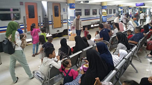 Suasana arus balik lebaran di Stasiun Kereta Api Medan. Foto: Rahmat Utomo/kumparan