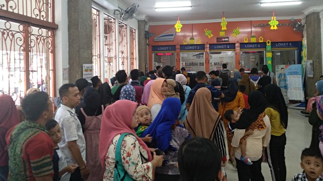 Suasana arus balik lebaran di Stasiun Kereta Api Medan. Foto: Rahmat Utomo/kumparan