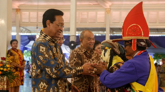 Gubernur DIY Sri Sultan HB X berjabat tangan dengan warga saat halalbihalal di Kantor Kepatihan, DI Yogyakarta, Senin (10/6). Foto: ANTARA FOTO/Hendra Nurdiyansyah