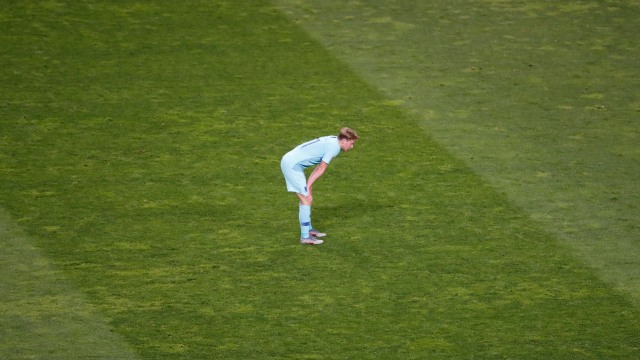 Frenkie de Jong tertunduk setelah Belanda kalah dari Portugal di final UEFA Nations League. Foto: REUTERS/Susana Vera