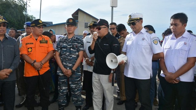 Kepala Departemen Komunikasi & Hukum Perusahaan PT Semen Padang FC Oktoweri (tengah)