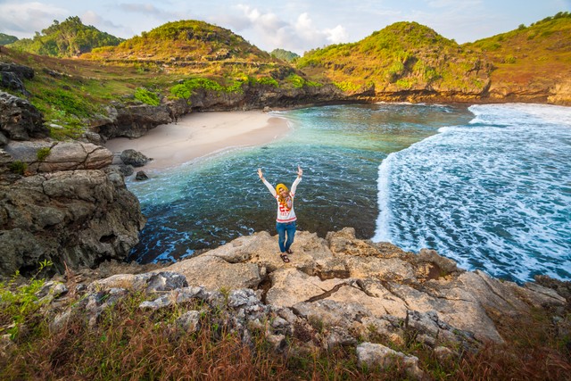 Pantai Srau Kombinasi Sempurna Menikmati Indahnya Sunrise