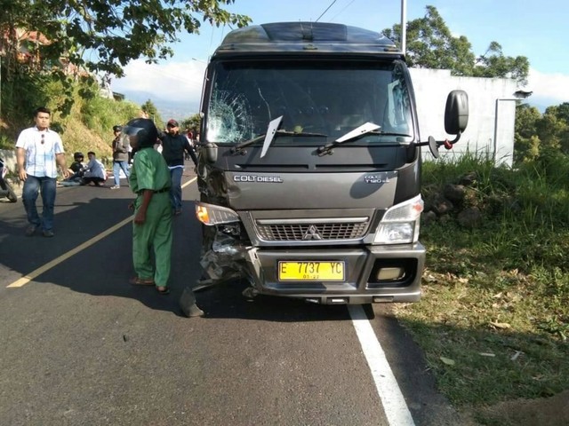 Lakalantas maut antara mobil Elf dengan pengendara motor terjadi di jalan raya Cirendang-Gunungkeling Kabupaten Kuningan, Senin (10/6). Tiga Orang tewas dalam insiden tersebut. (Andry) 